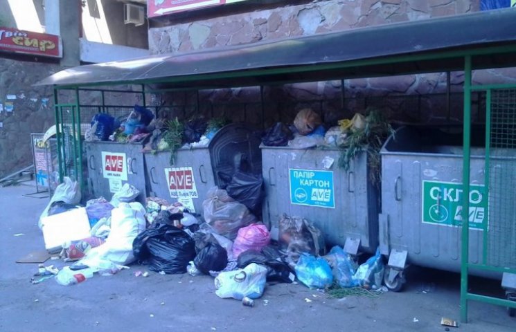 Вулиці Львова потопають у смітті…