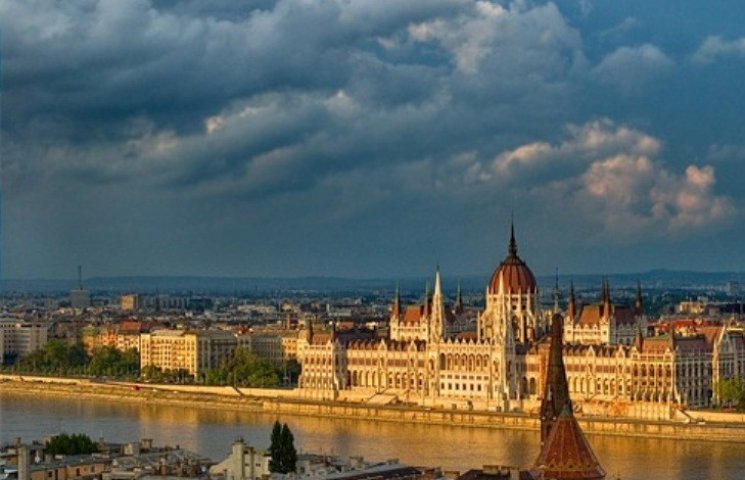 Як Угорщина "підігріває" сепаратизм на З…