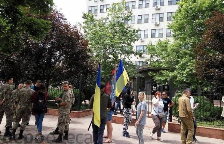Проукраїнські активісти зібралися під су…
