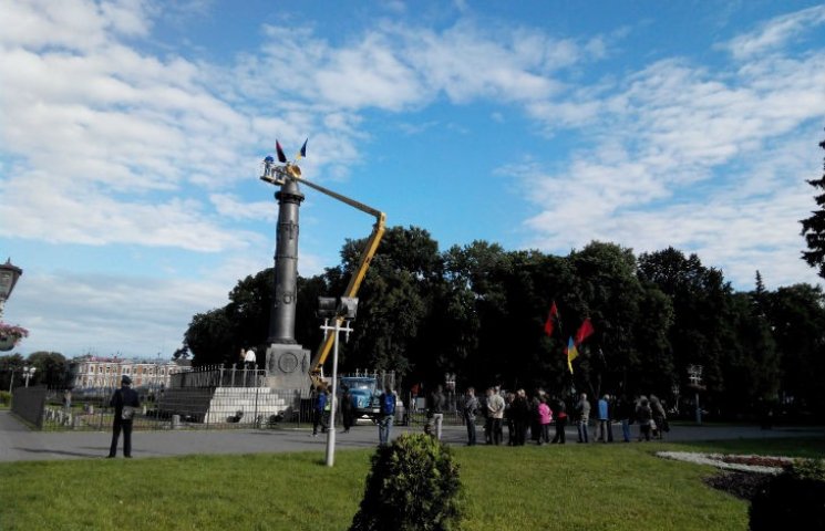 На главный памятник Полтавы вернули флаг…