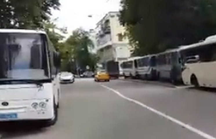7 автобусів спецпризначенців охороняють…