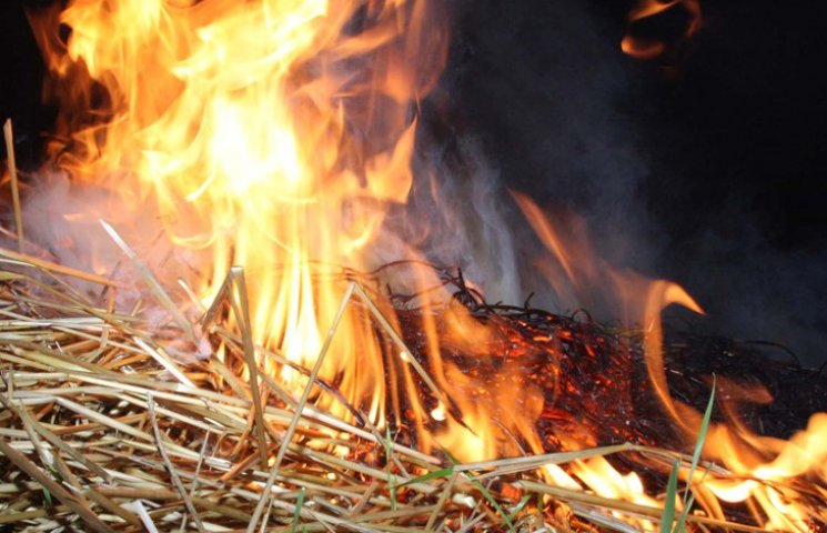 На Сумщині дитина спалила півтони соломи…