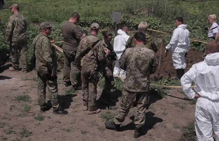 На Луганщині знайшли два тіла з шевронам…