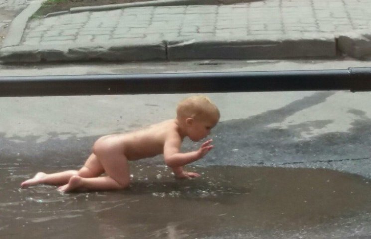 В Тернополе малыш купается в луже прямо…
