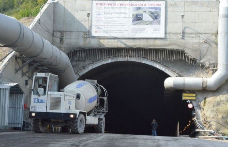 Строительство Бескидского тоннеля идет с…