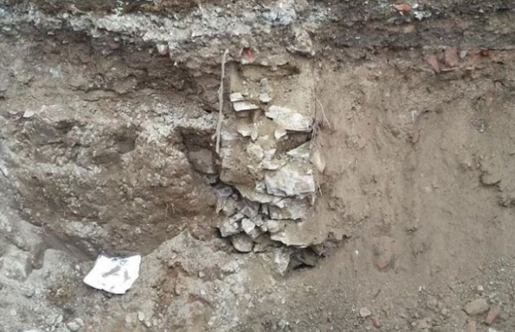 В центре Ужгорода раскопали фрагмент ста…