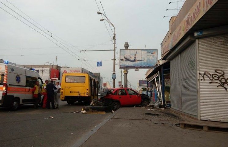У Києві автівка протаранила зупинку: є з…