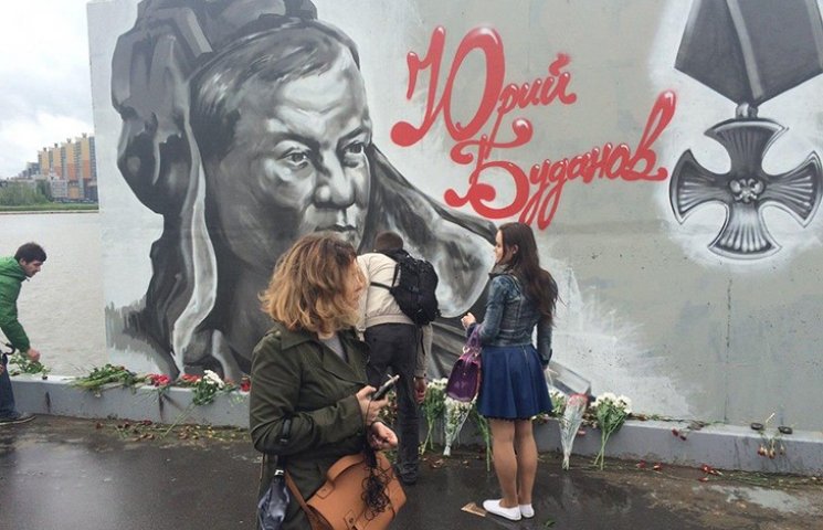 Как россияне несут цветы к граффити с ли…