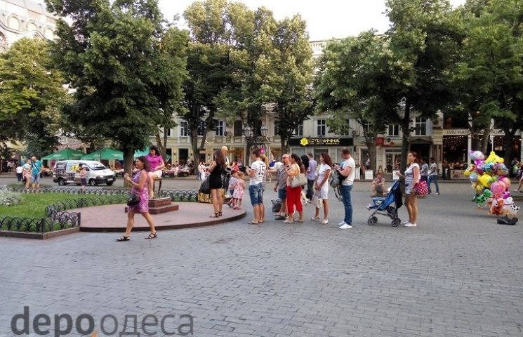 В Одессе туристы создали очередь к памят…
