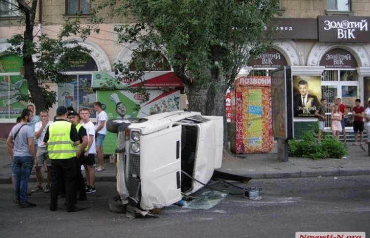ДТП у Миколаєві: Одна машина знесла огор…