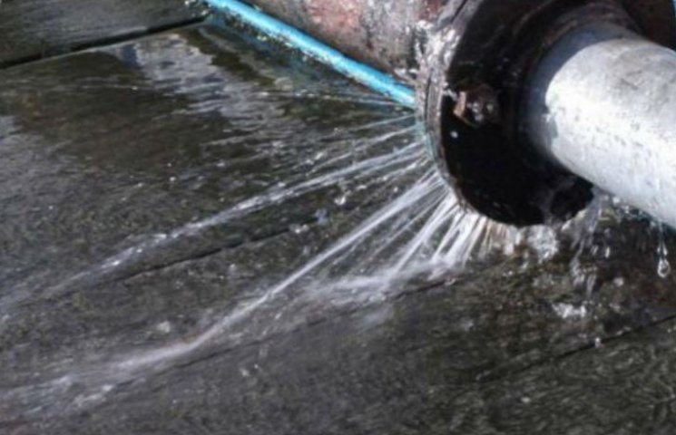 В центре Киева прорвало водопровод: движ…
