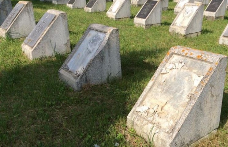 На військовому цвинтарі у Хмельницькому…