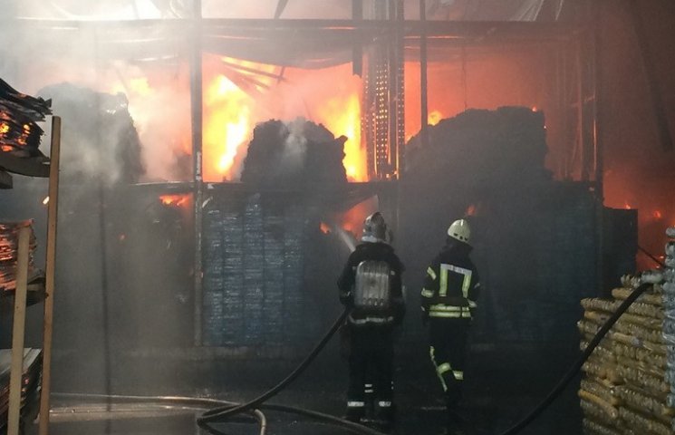 В Днепре горели склады возле Кайдацкого…