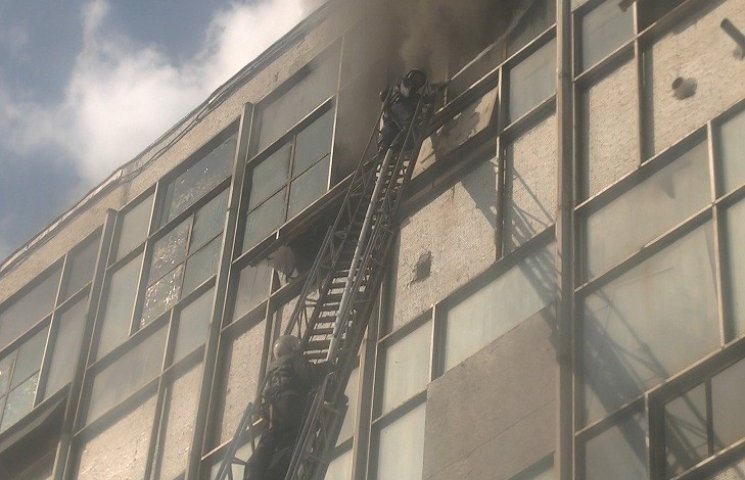 У Харкові спалахнула текстильна фабрика…