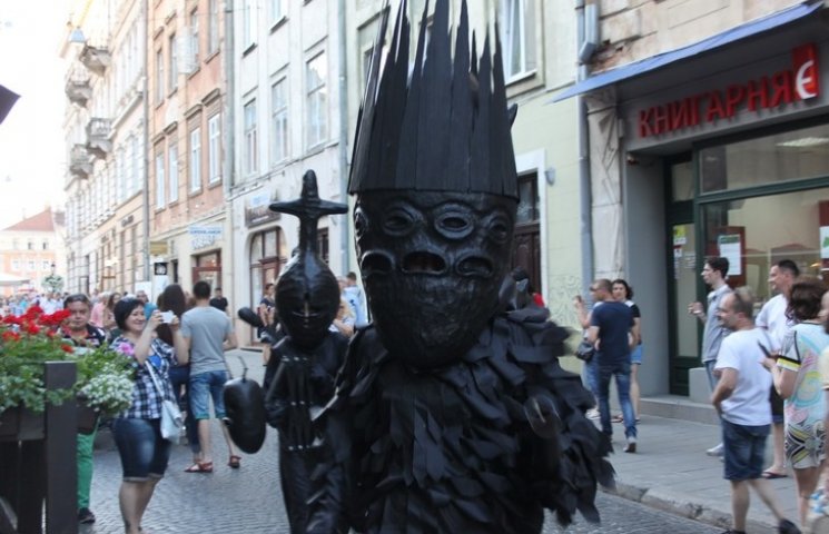 На улицах Львова появились "черные челов…