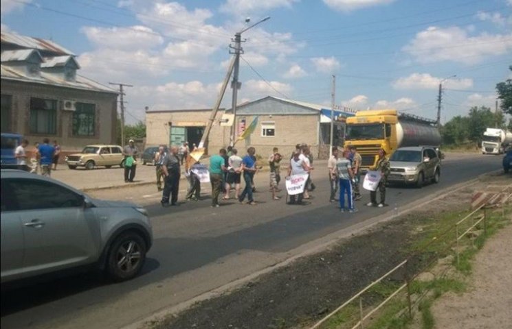 На Миколаївщині люди заблокували трасу,…