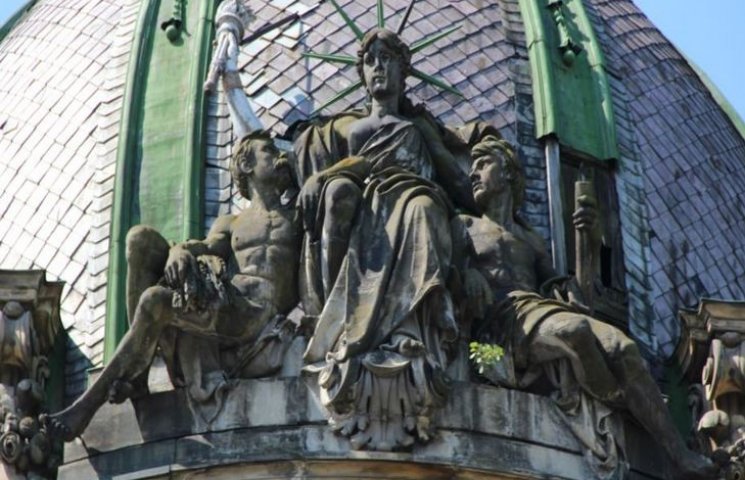 У Львові реставрують статую Свободи…