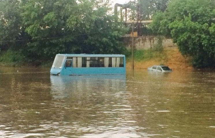 В Донецке из-за сильного ливня затопило…