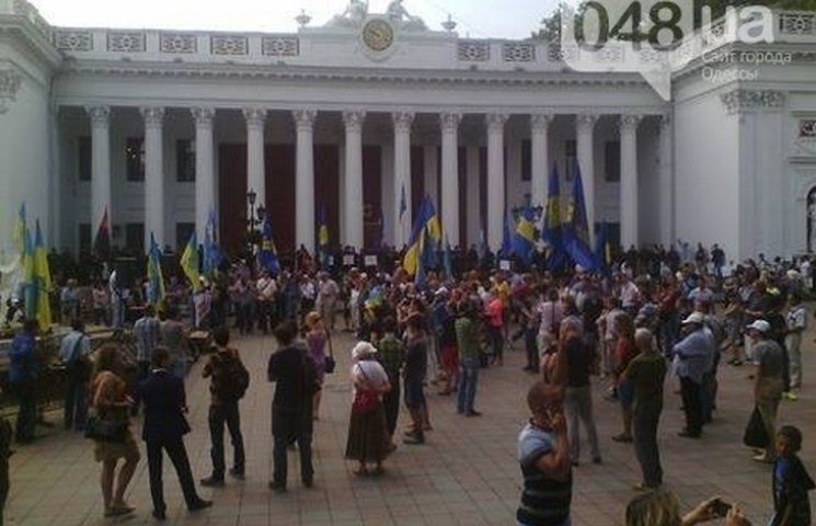 Горсовет Одессы пикетирует много активис…