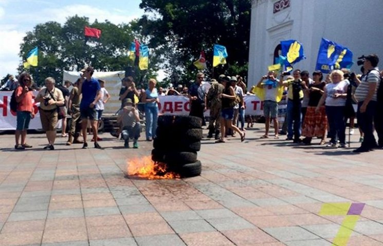 Біля міськради Одеси мітингувальники пал…