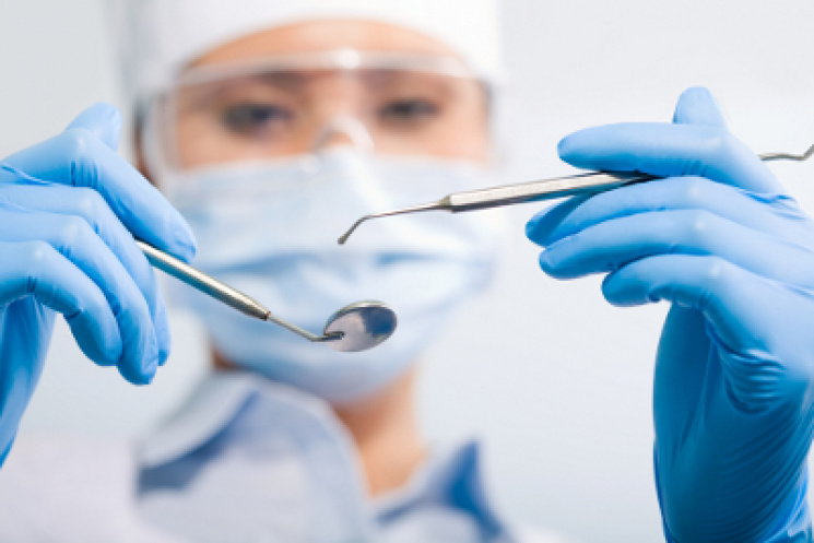 На Росії стоматолог видалила жінці 22 зд…