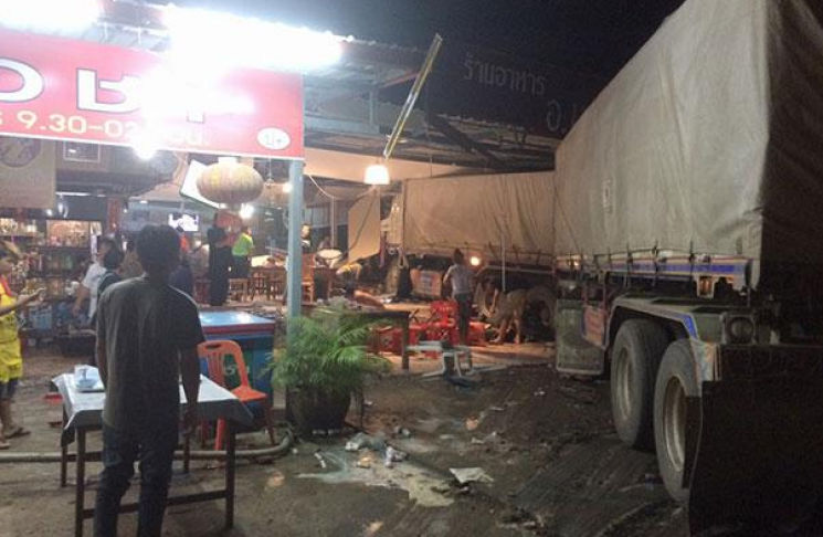 У Таїланді вантажівка влетіла у ресторан…