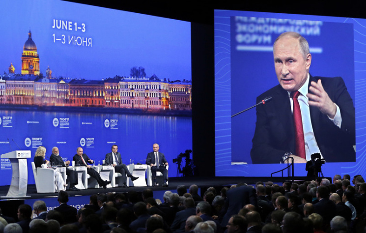 Как Путин превратил экономический форум…