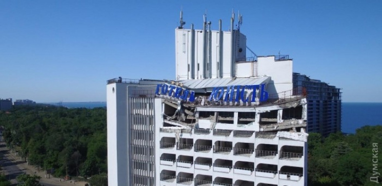 В Одессе рухнул последний этаж отеля, ко…