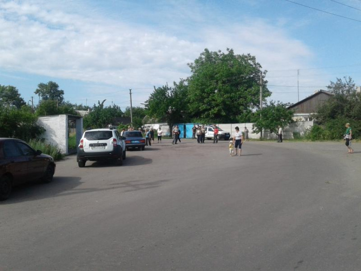 В Лисичанске жители перекрыли дорогу и т…