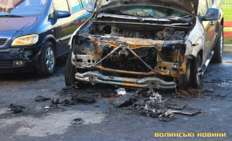 В Луцке неизвестные сожгли автомобиль депутата Лапина