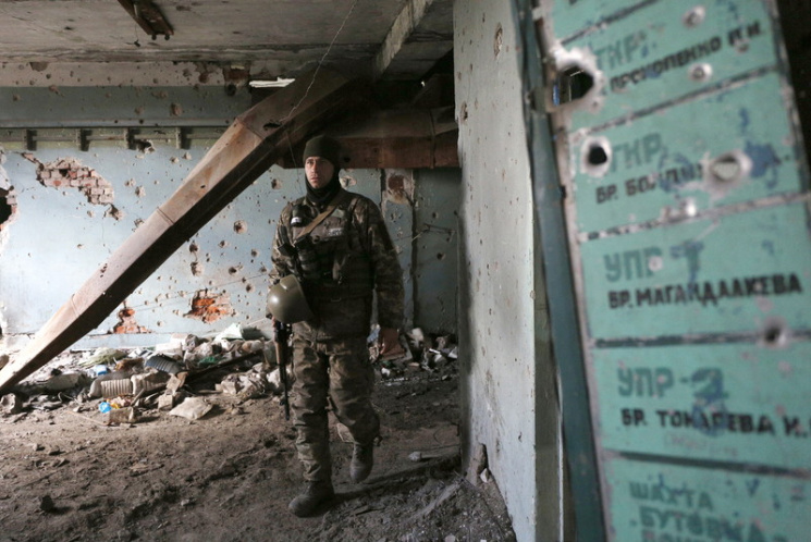 Бои на Донбассе. Террористы пытаются отб…