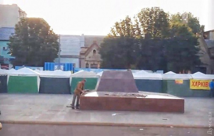 В Подільську на Одещині демонтували пам’ятник «червоному» командиру Котовському