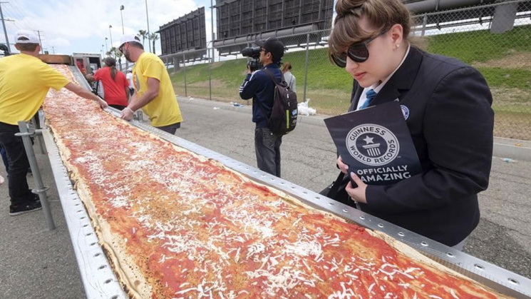 У США спекли рекордну двокілометрову піц…