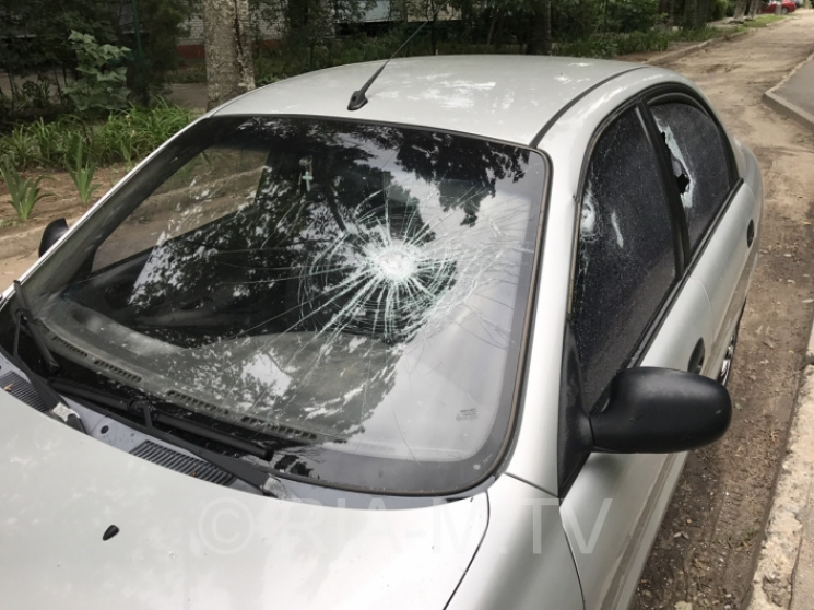У Мелітополі побили вікна в машині судді…