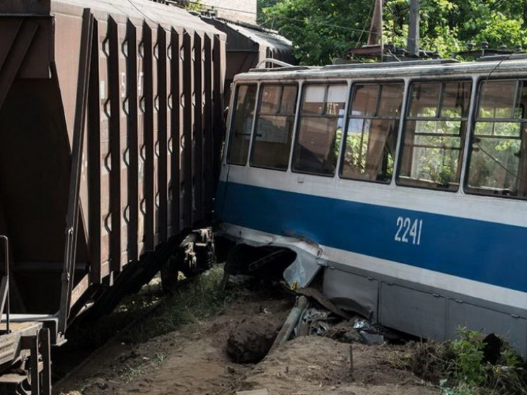 В Днипре трамвай с пассажирами врезался…