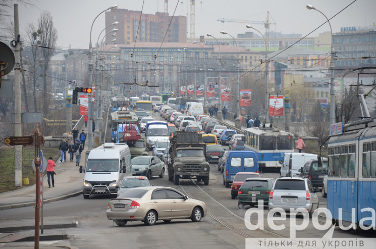 Відзавтра Київський міст повністю закрив…