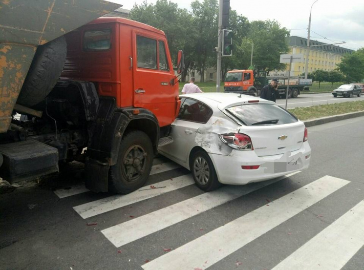 В Харькове грузовик "догнал" водителя-на…