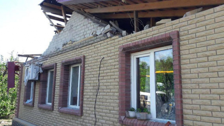 Бойовики обстріляли житлові райони Мар'їнки, пошкоджено 3 будинки