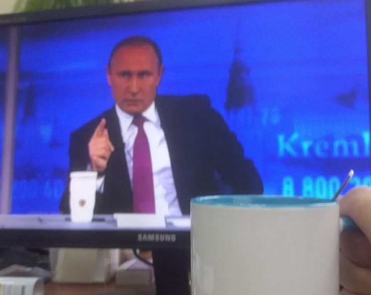 Путин попивал перед народом из кружки-та…