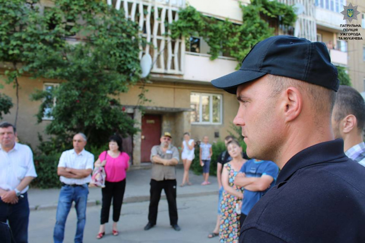 В Ужгороді патрульна поліція пішла до лю…