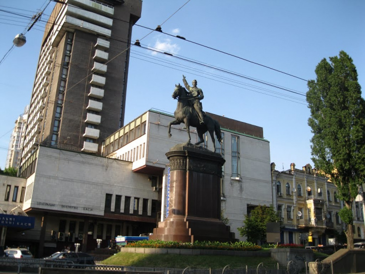В Киеве не декоммунизированы еще 28 памя…