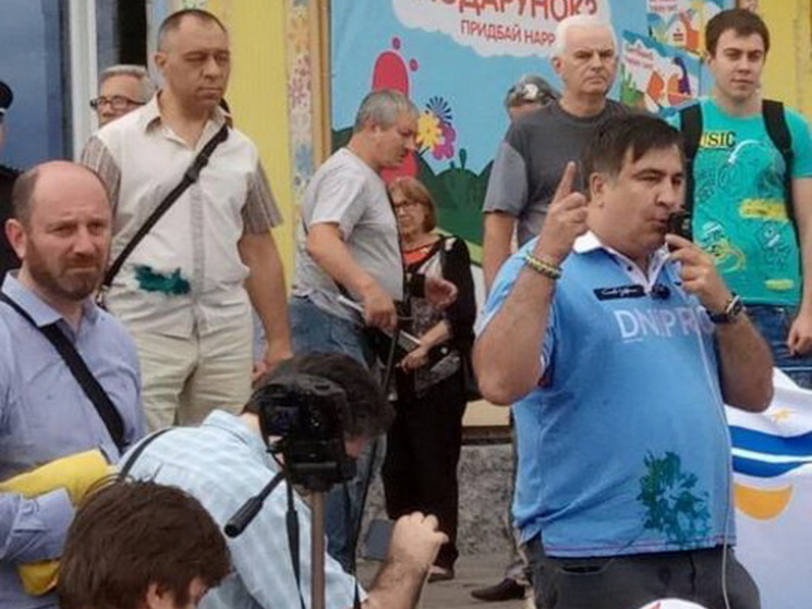Появилось видео, как Саакашвили облили з…