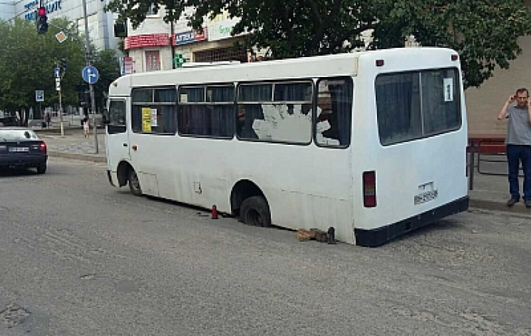 На Одещині маршрутка з пасажирами провал…