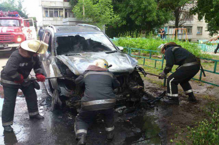 В Харькове огонь уничтожил элитное авто…