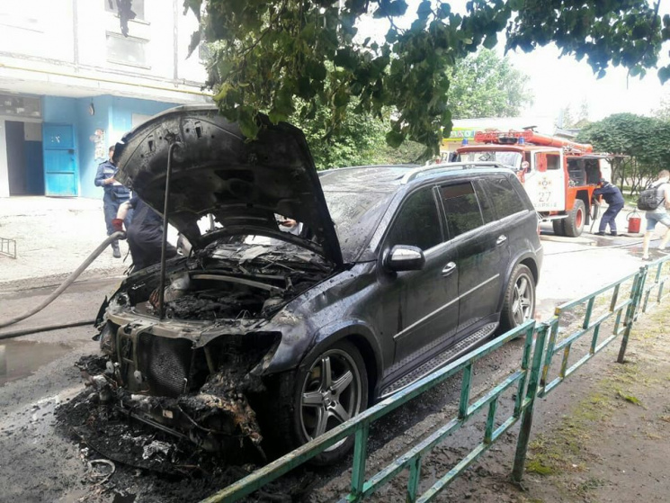 Возле сгоревшего в Харькове авто видели…