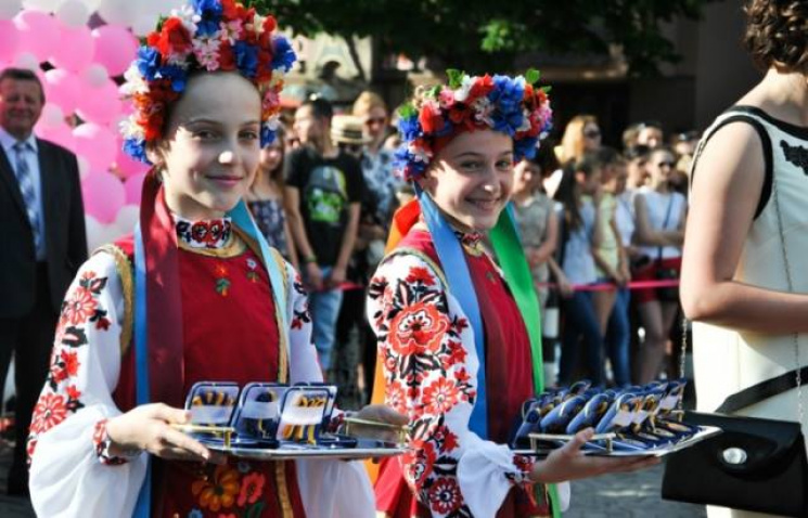 У Мукачеві влаштовують парад випускників…