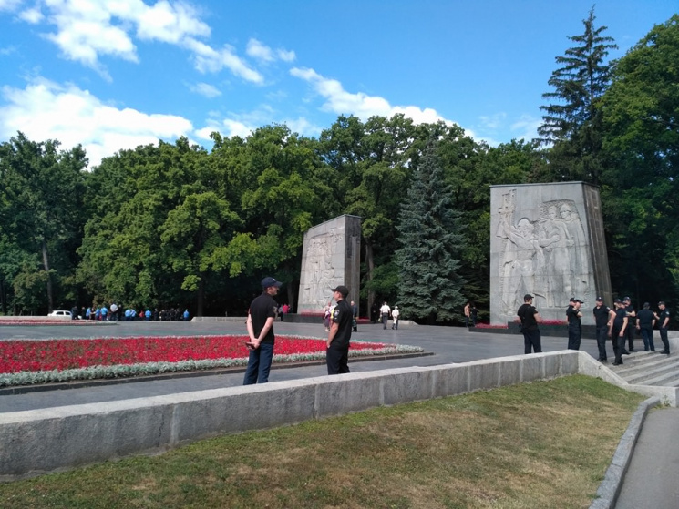 У Харкові під посилену охорону взяли Мем…