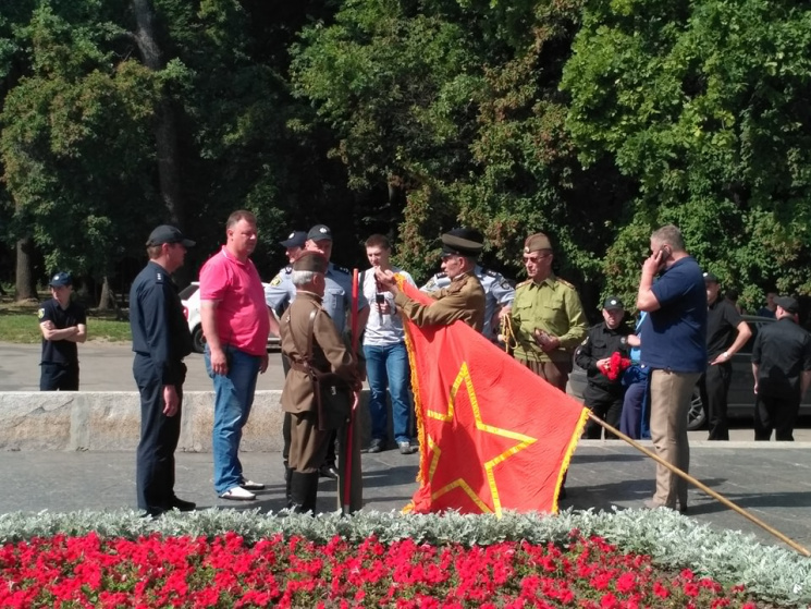 В Харькове развернули красный флаг: Чтят…