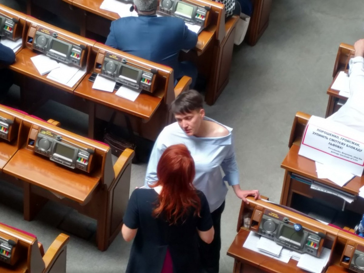 Как Савченко щеголяла голыми плечами…