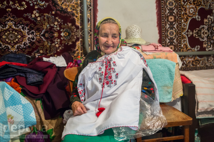 Залучила все село: Як працює 93-річна волонтерка &#8211; друг бійців АТО